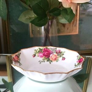 NEW IN BOX Vtg '62 Royal Albert English Fine Bone China Oval Old Country Roses